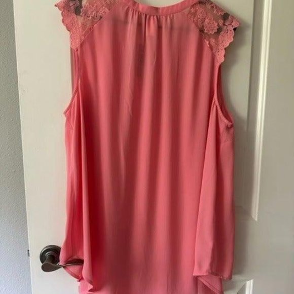 NWT -‎ Torrid Pink Georgette Floral Pullover Top, Size 2 - Picture 2 of 2